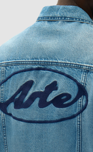 Spijkerjasje met cirkelvormig logo