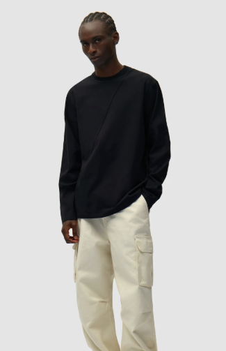 Logo op de rug van een shirt met lange mouwen