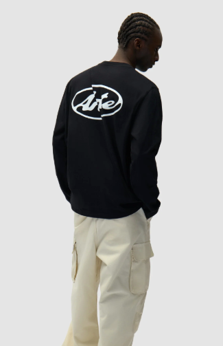 Logo op de rug van een shirt met lange mouwen
