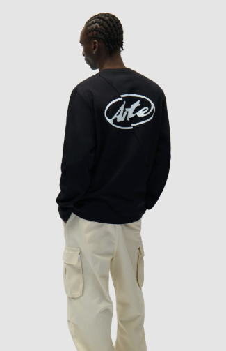 Logo op de rug van een shirt met lange mouwen
