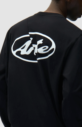 Logo op de rug van een shirt met lange mouwen