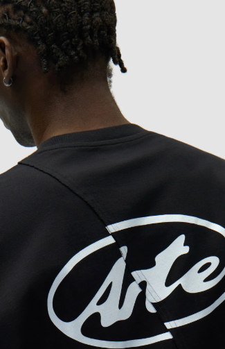 Logo op de rug van een shirt met lange mouwen
