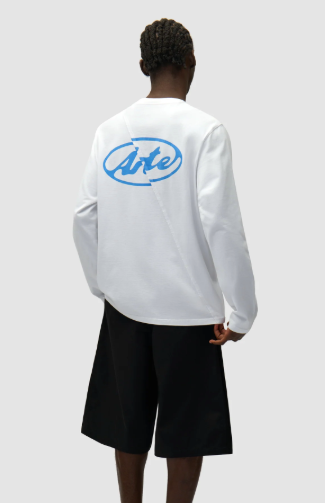 Logo op de rug van een shirt met lange mouwen