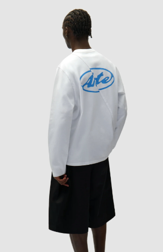 Logo op de rug van een shirt met lange mouwen