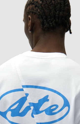 Logo op de rug van een shirt met lange mouwen