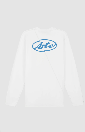 Logo op de rug van een shirt met lange mouwen