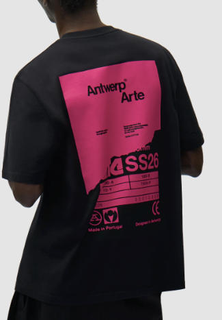 T-shirt met poster op de rug